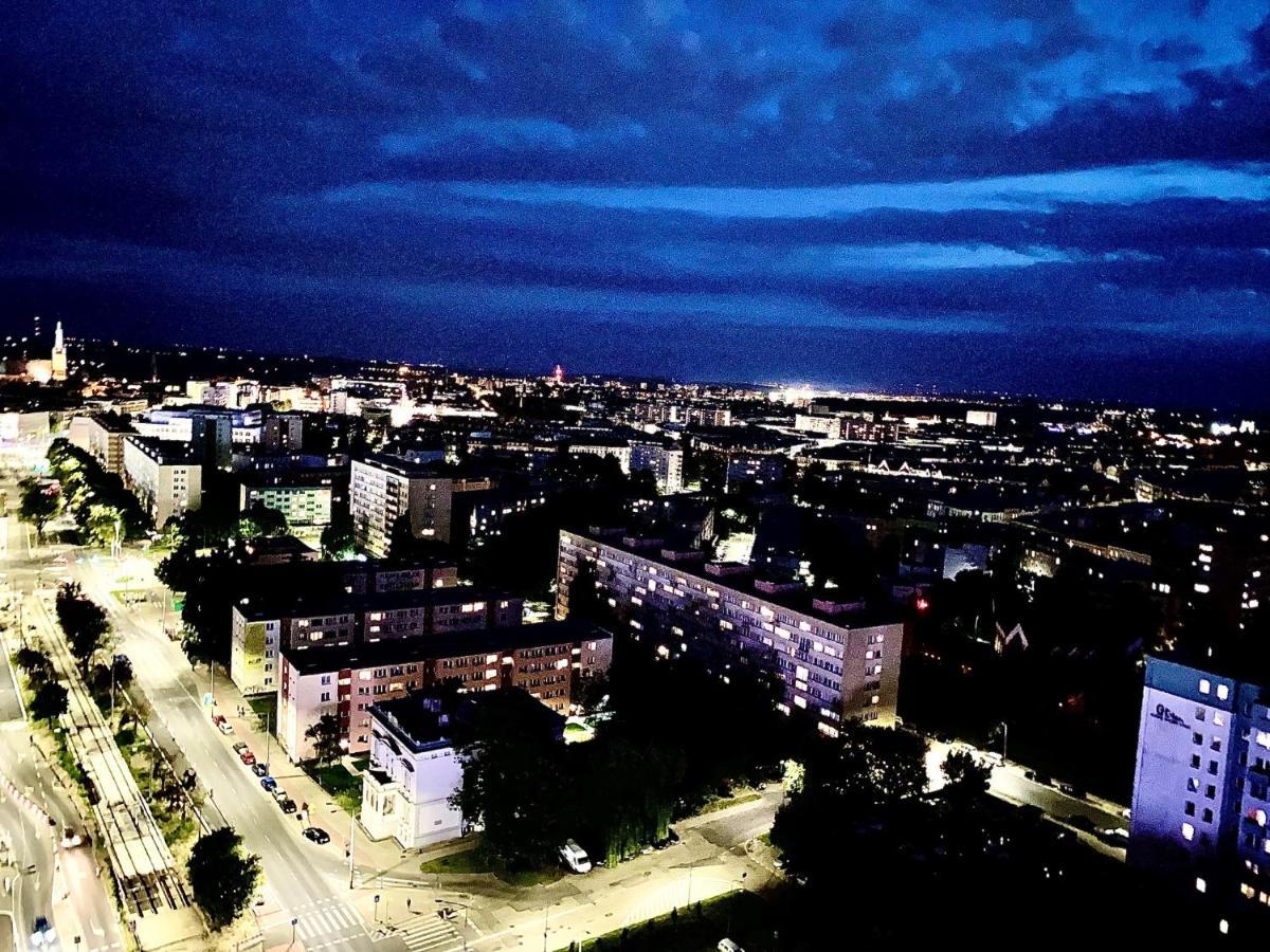 Hanza Tower Apartment *
